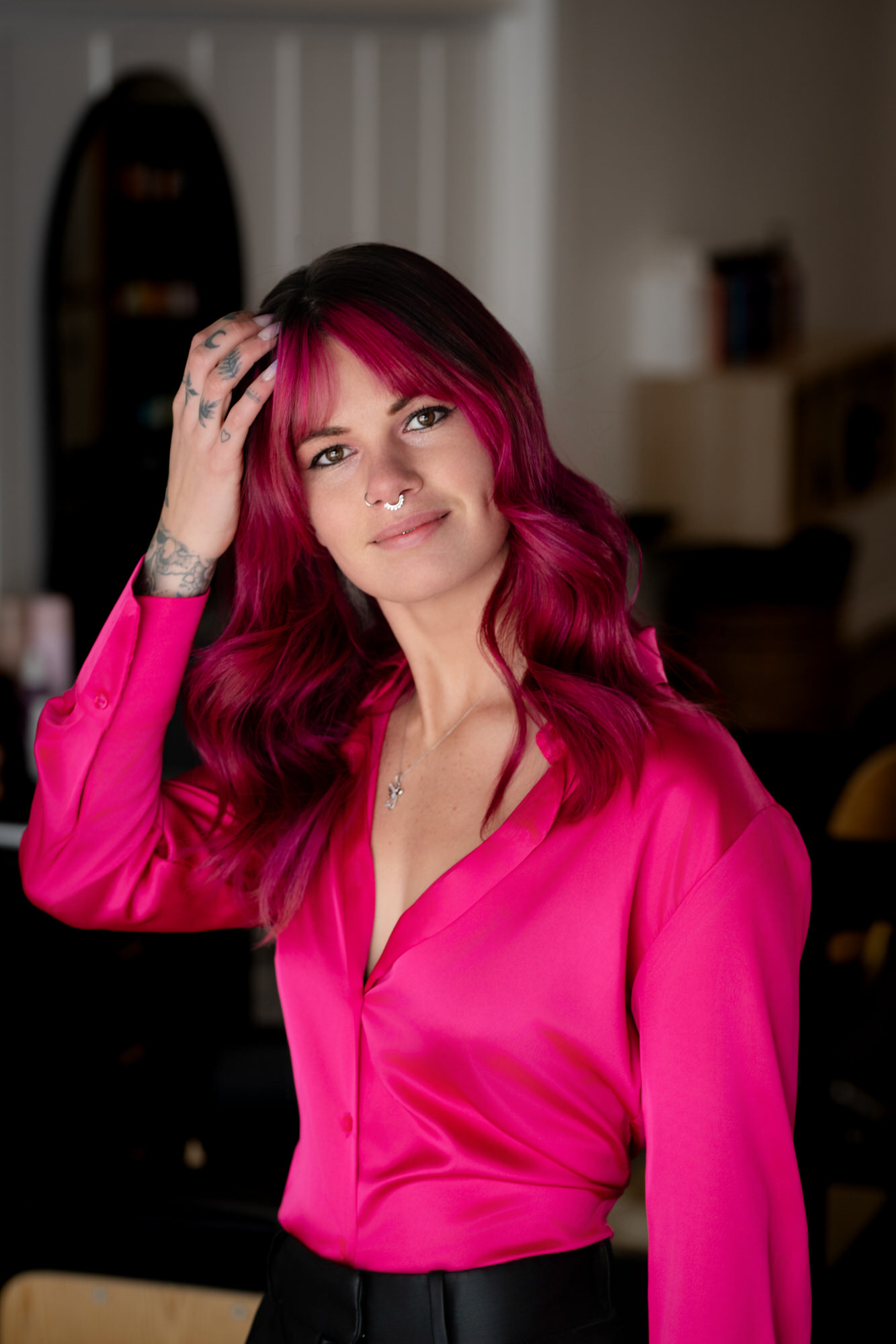 Photo portrait d'une jeune femme souriante avec une blouse rose et des cheveux roses