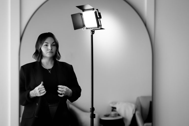Photo paysage en noir et blanc d'une jeune femme se regardant dans le miroir