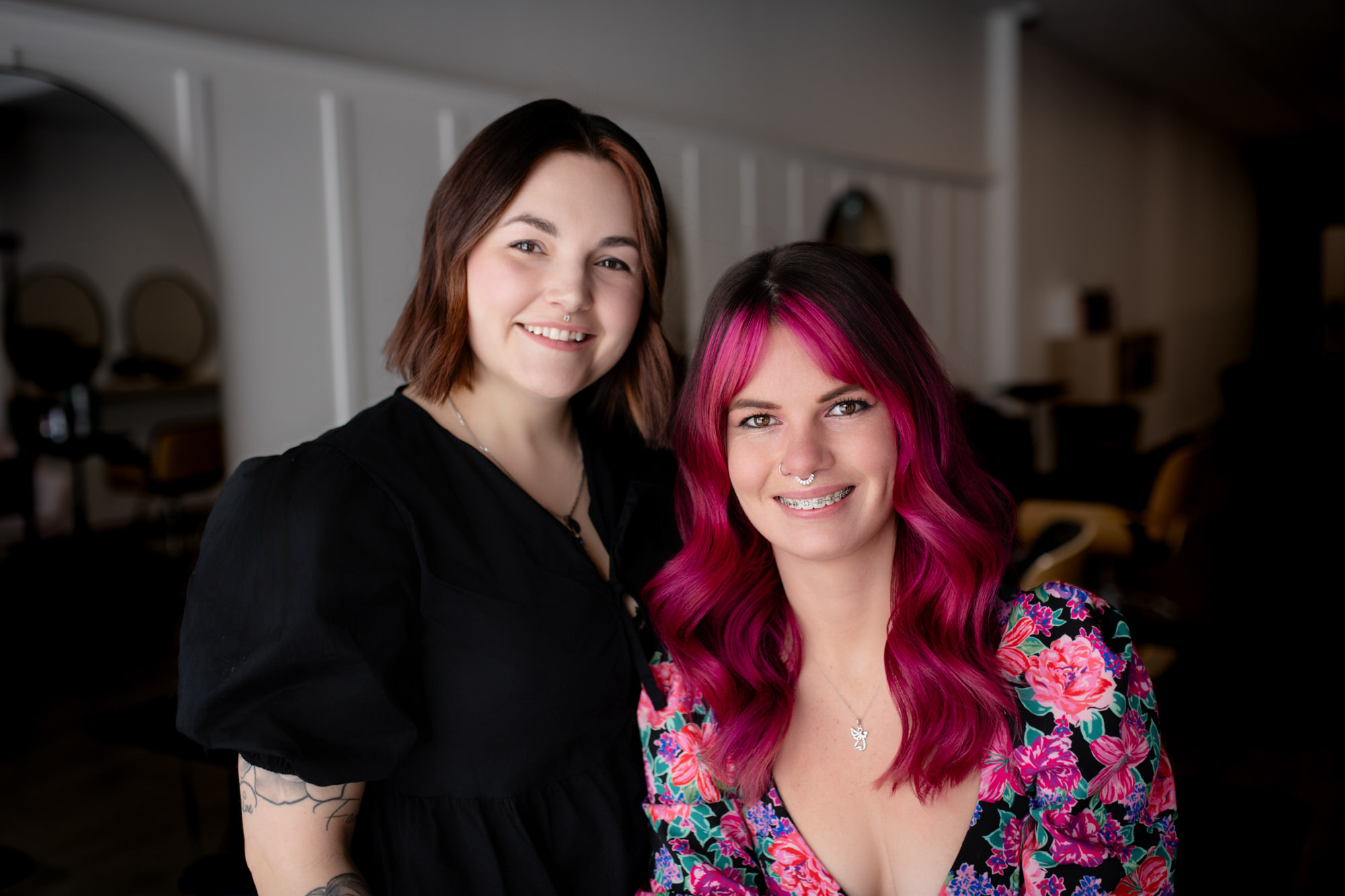 Photo deux coiffeuses avec cheveux roses dans un salon de coiffure