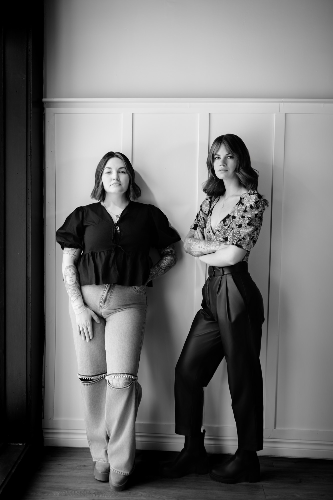 Photo portrait en noir et blanc de deux coiffeuses