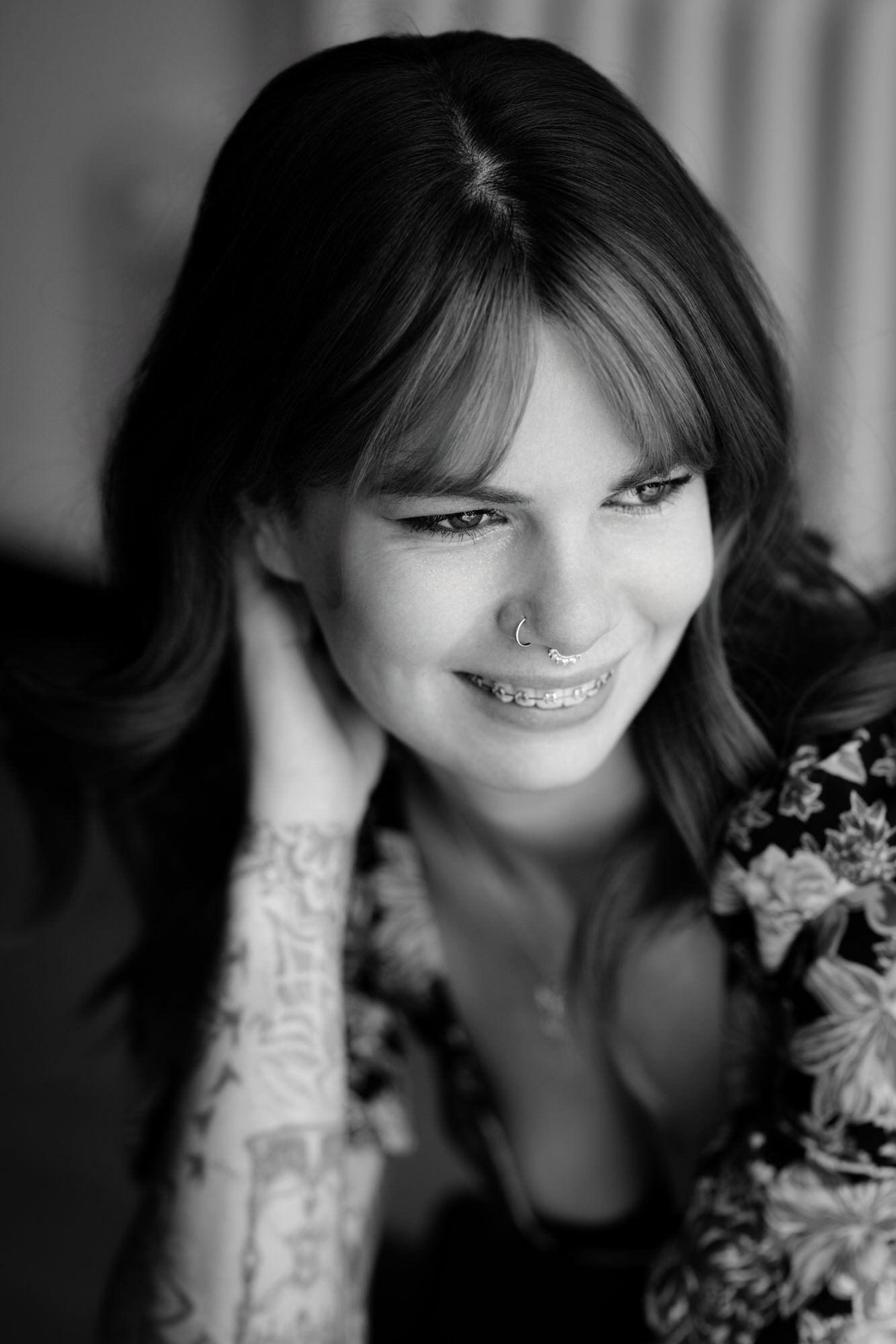 Photo portrait d'une jolie femme souriante en noir et blanc