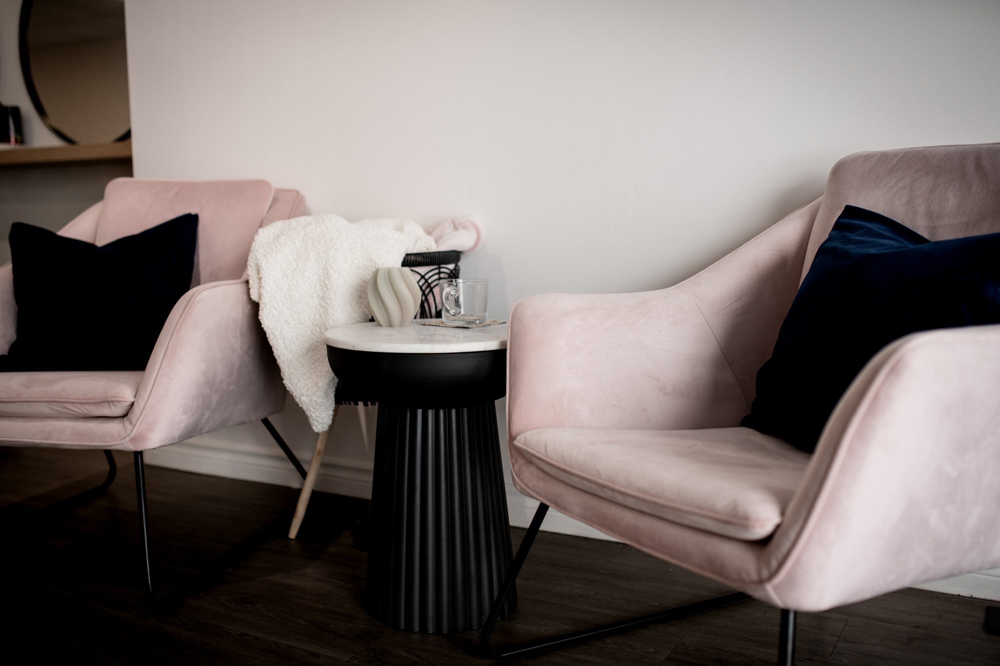 Photo deux fauteuils en suède d'une salle d'attente