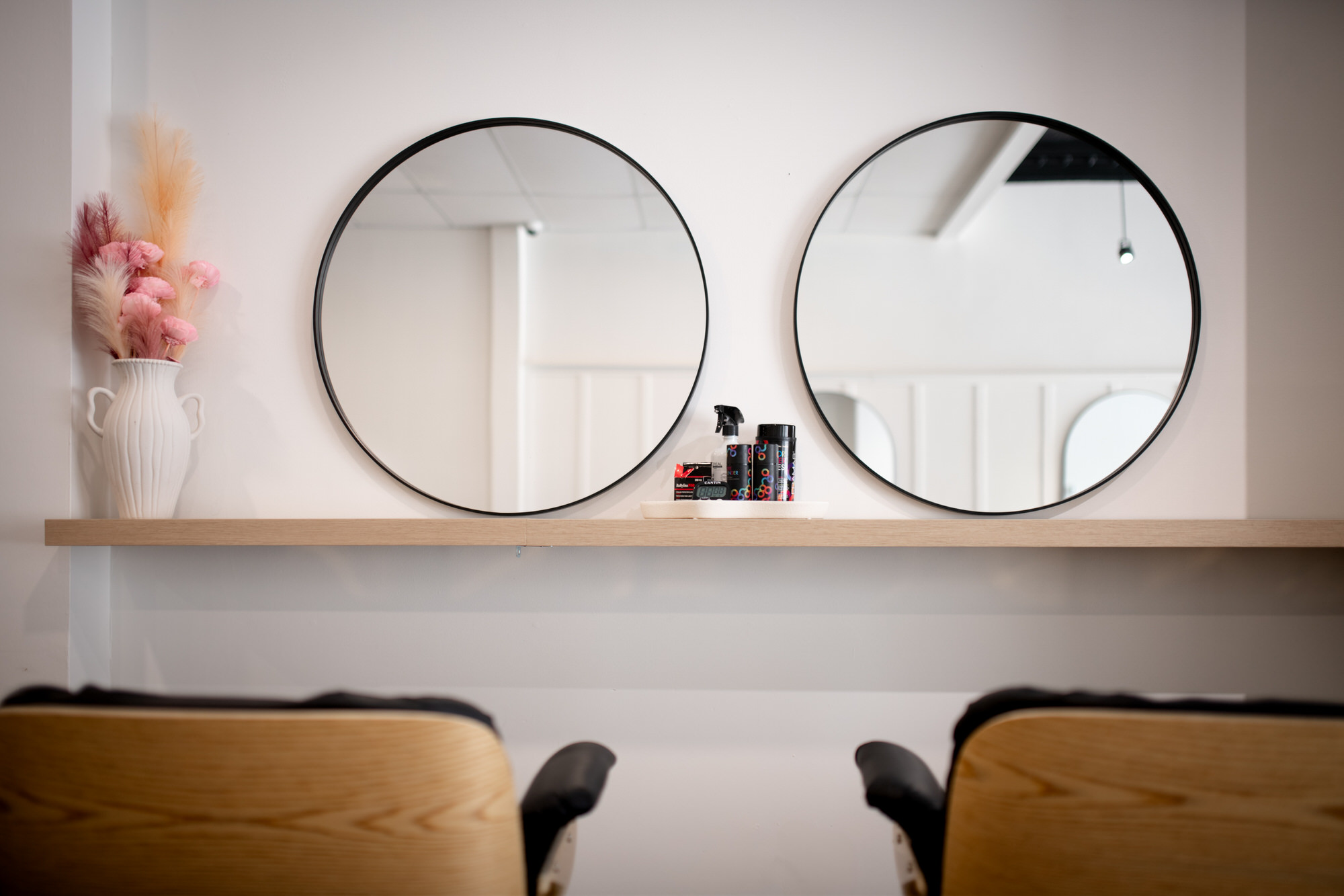 Photo de deux miroirs d'un salon de coiffure