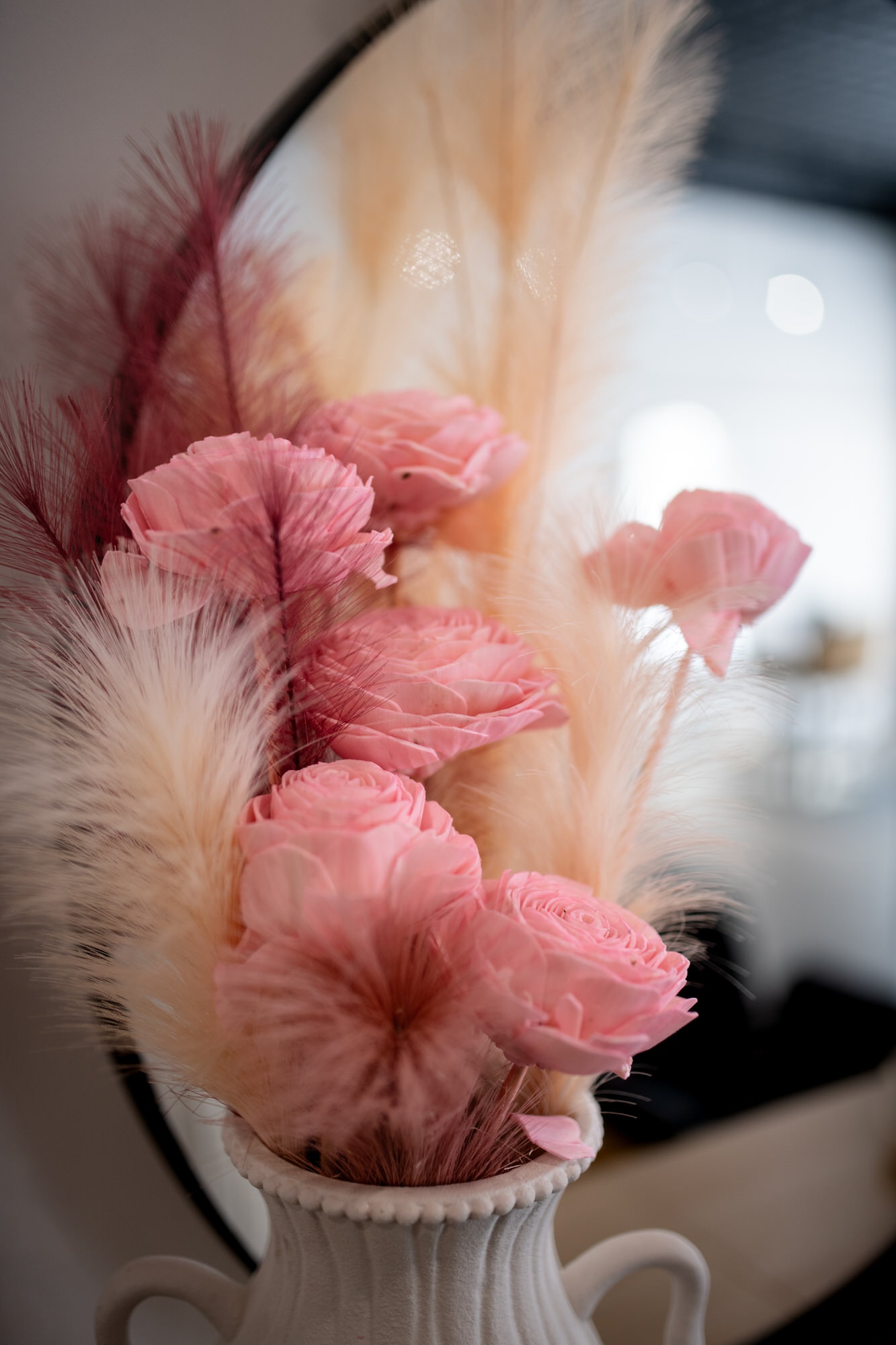 Photo d'un vase avec un bouquet de roses rose