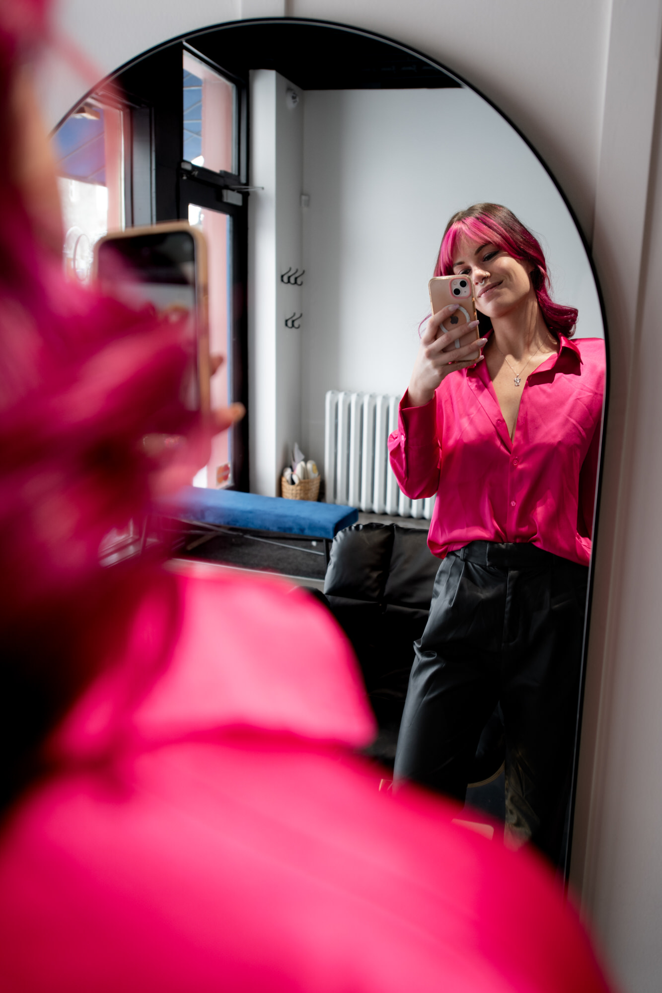 Photo selfie d'une jeune femme dans un miroir habillé en rose
