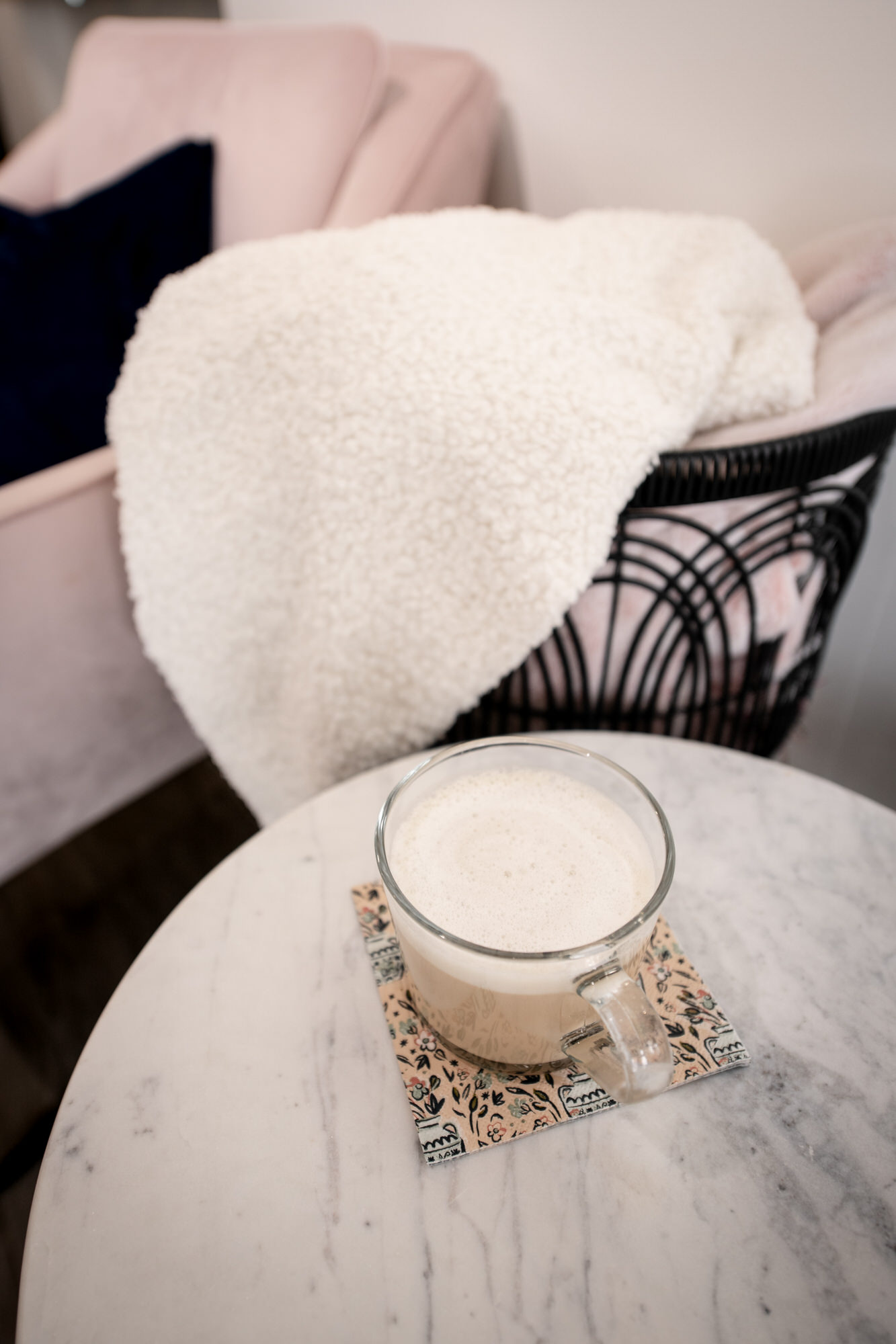Photo d'une table en marbre avec un thé thaï latté